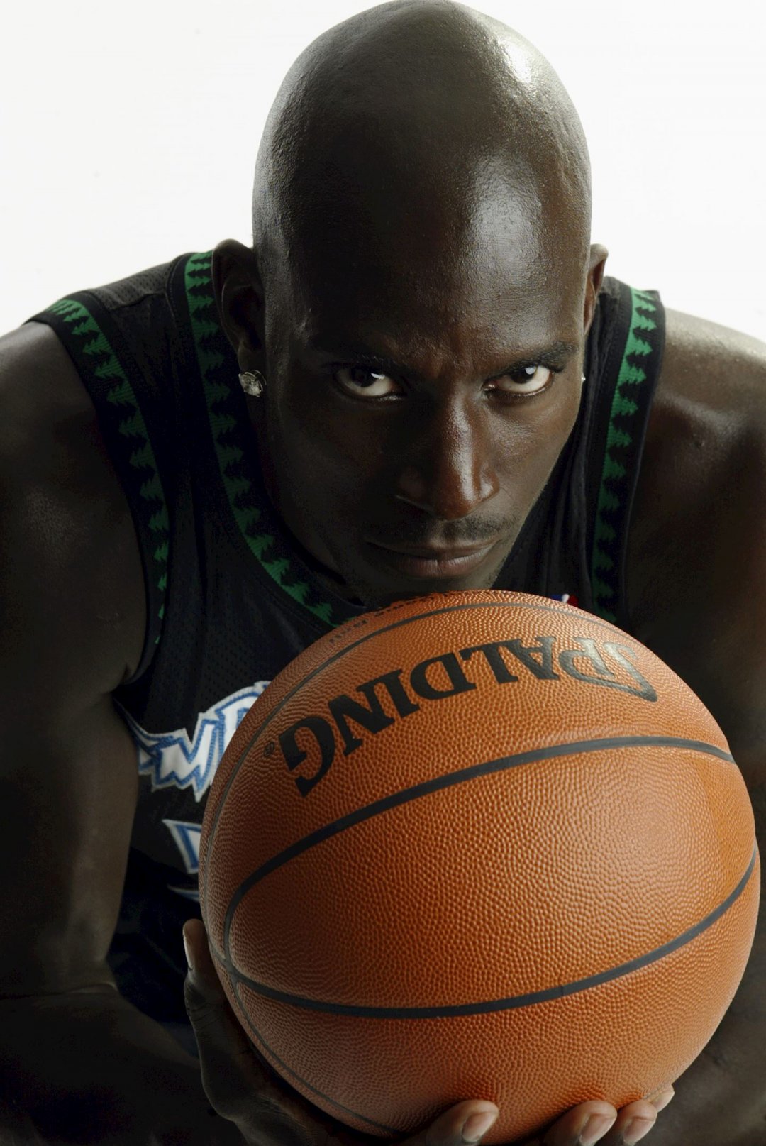 劳塔罗飞铲罗伯逊染黄，国米战利物浦上半场13分钟现争议